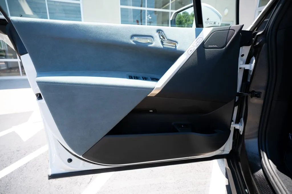 BMW iX photo 26