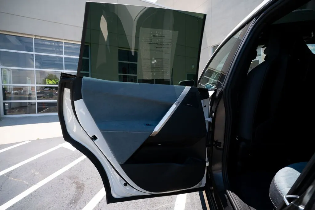 BMW iX photo 43