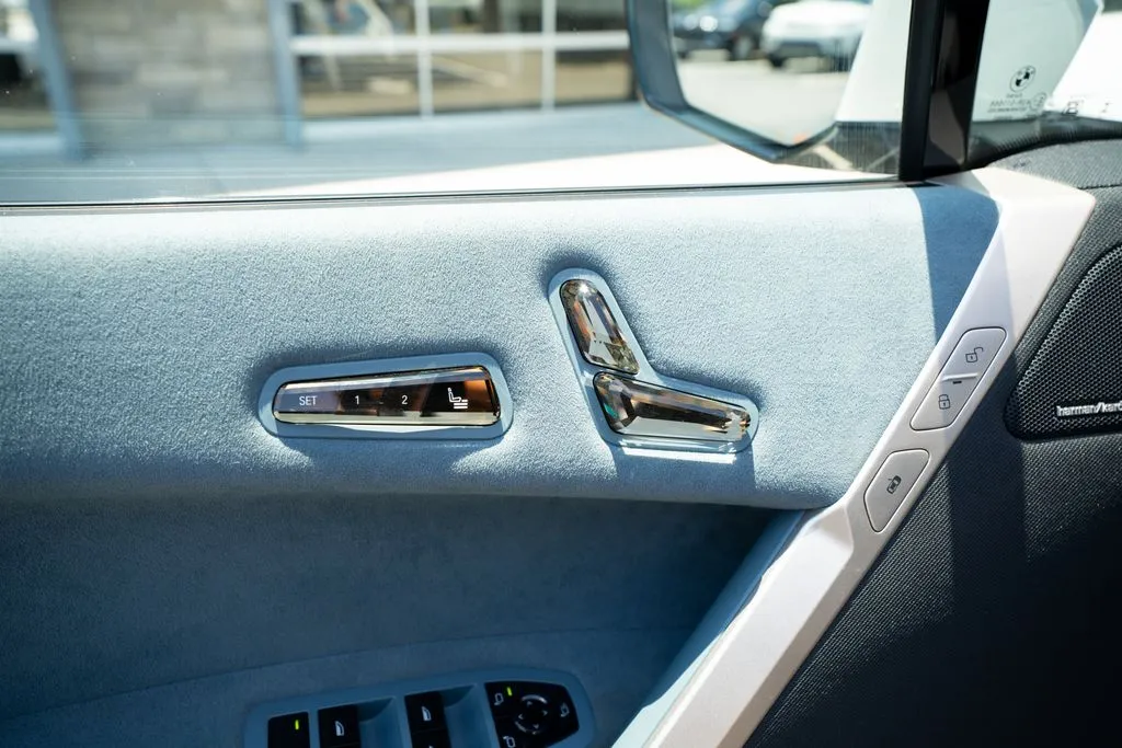 BMW iX photo 27