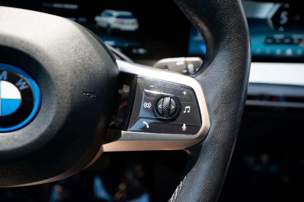BMW iX photo 36