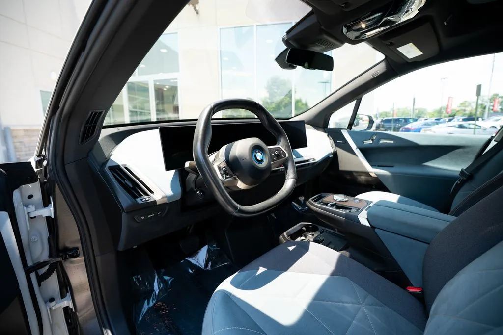 BMW iX photo 30