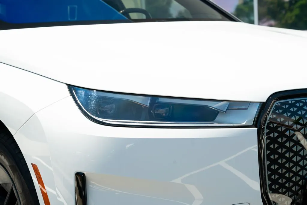BMW iX photo 9