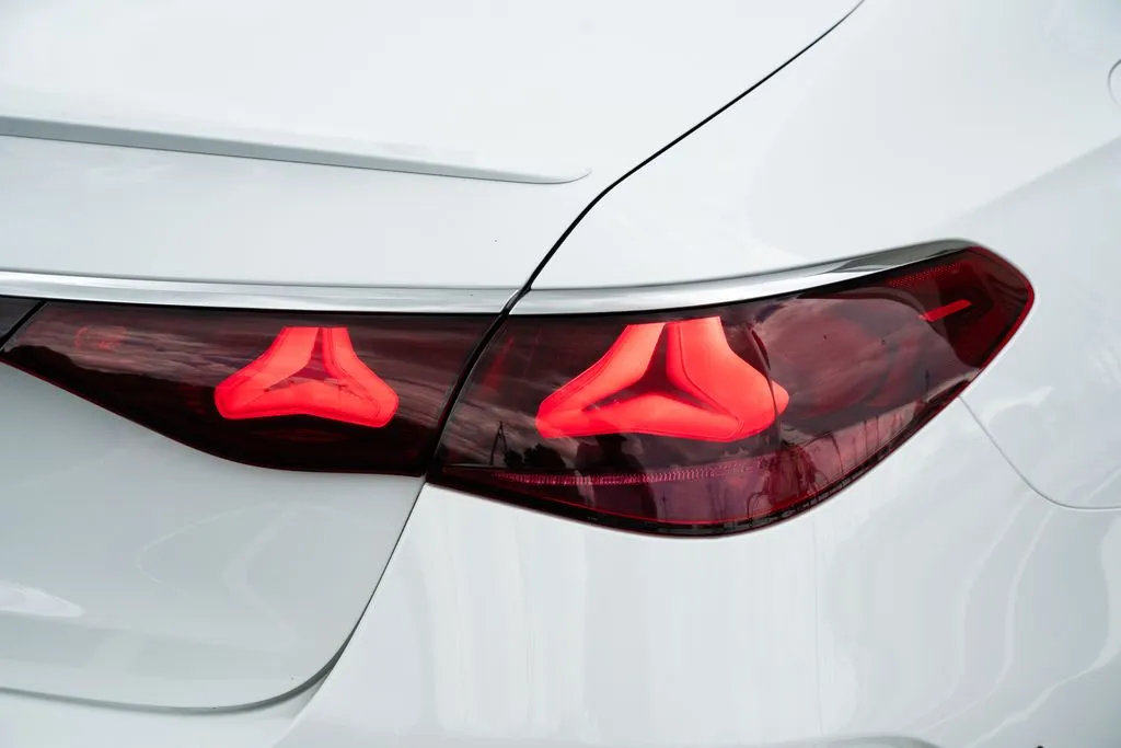 Mercedes-Benz E-Class photo 16