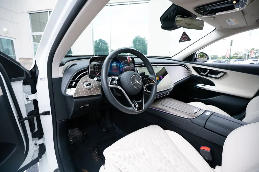 Mercedes-Benz E-Class photo 31