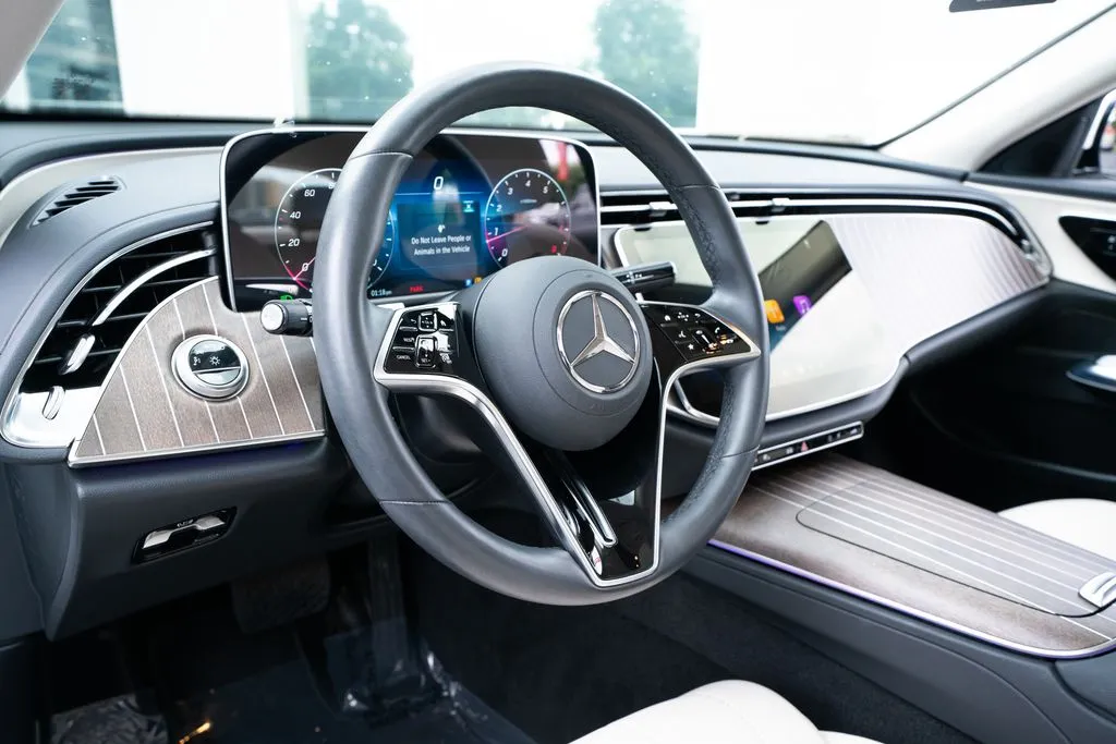 Mercedes-Benz E-Class photo 32