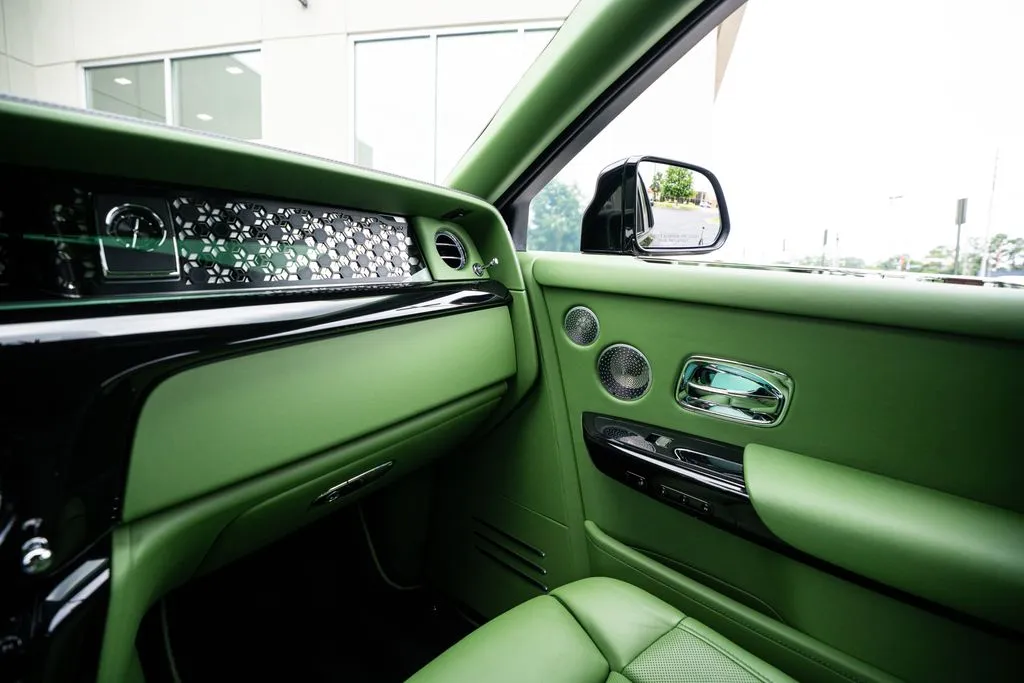 2023 Rolls-Royce Phantom Base - Photo 48