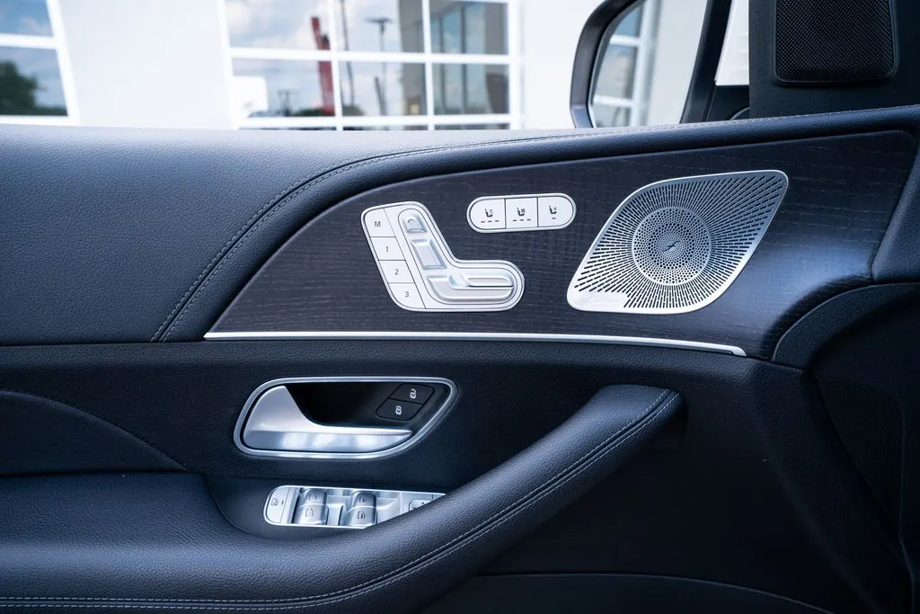 Mercedes-Benz GLS photo 26