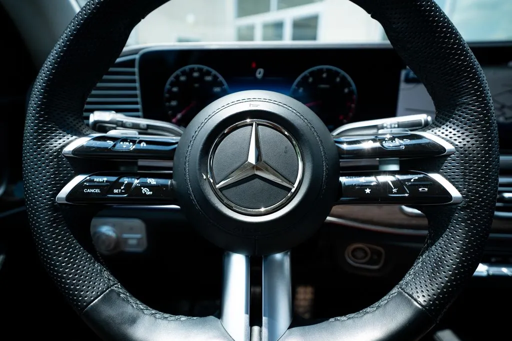 Mercedes-Benz GLS photo 29