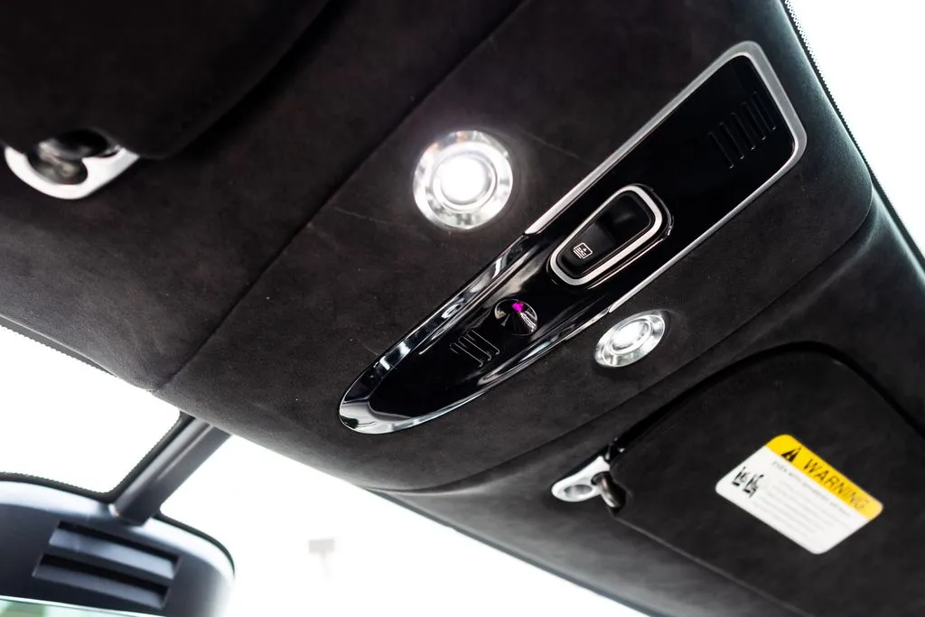 Aston Martin DBX photo 34
