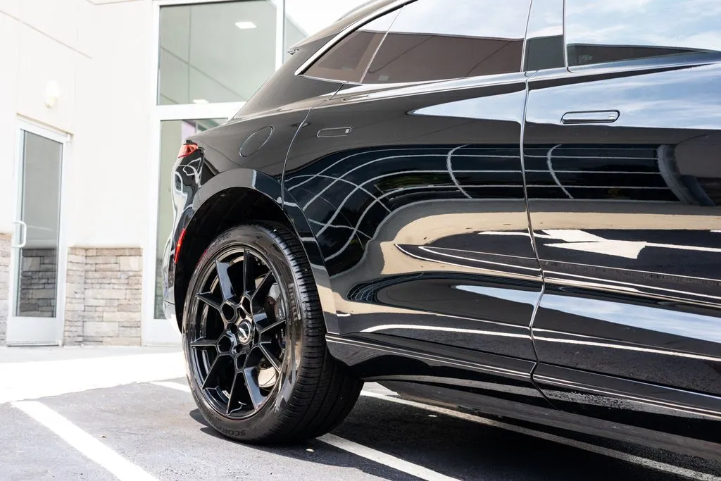 Aston Martin DBX photo 12