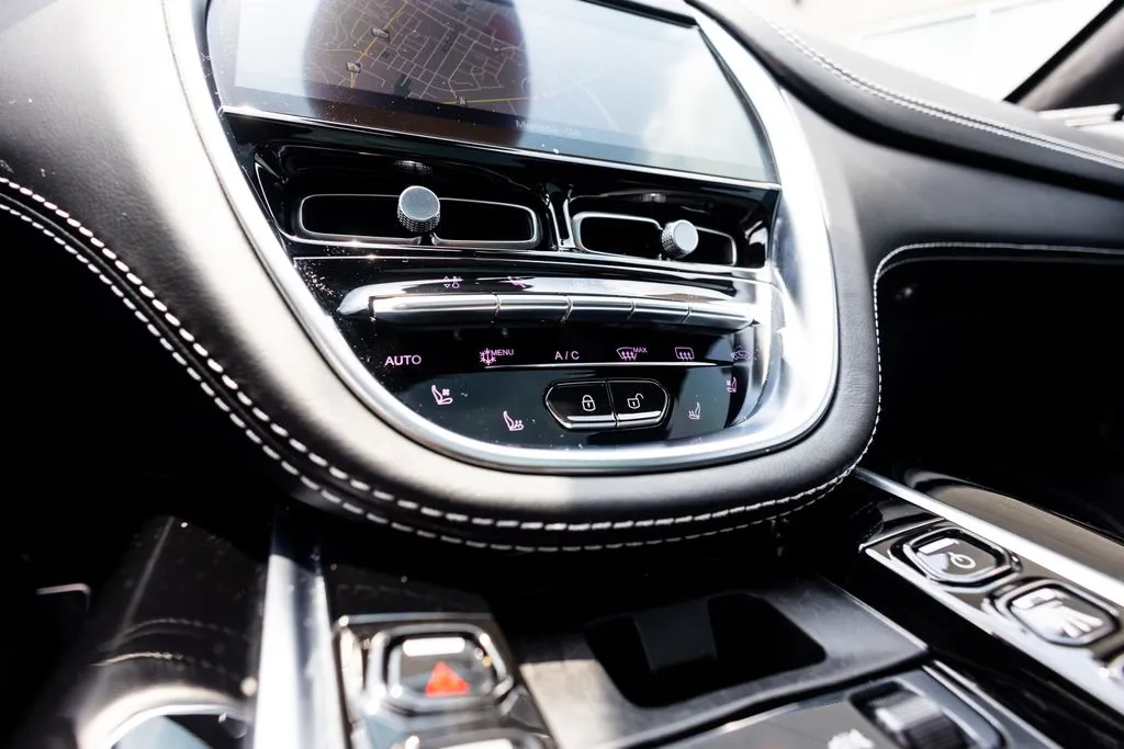 Aston Martin DBX photo 30