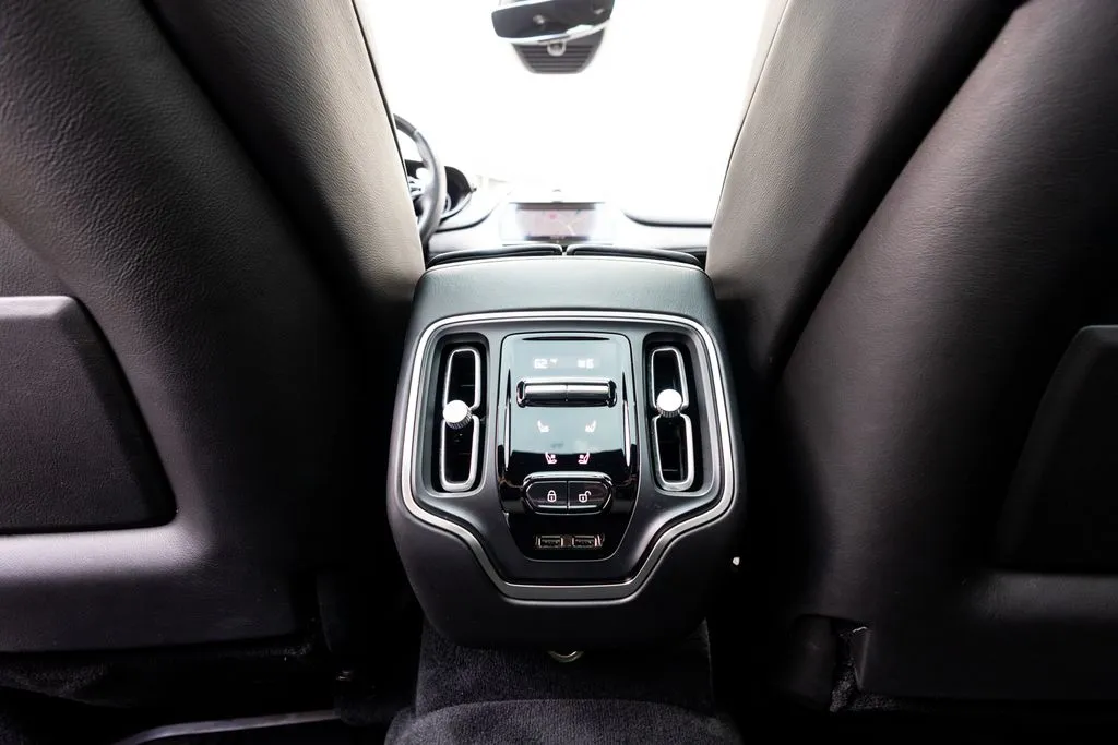 Aston Martin DBX photo 46