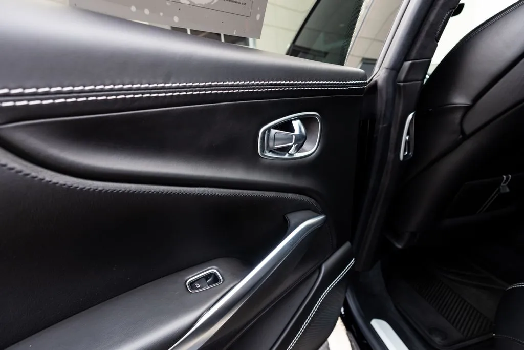 Aston Martin DBX photo 45