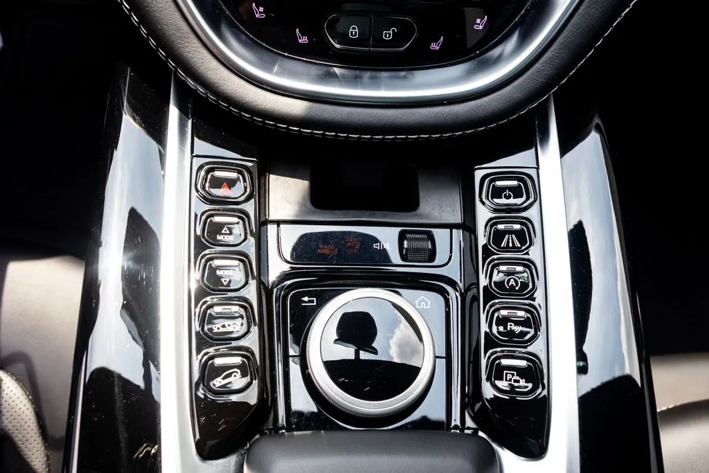 Aston Martin DBX photo 31