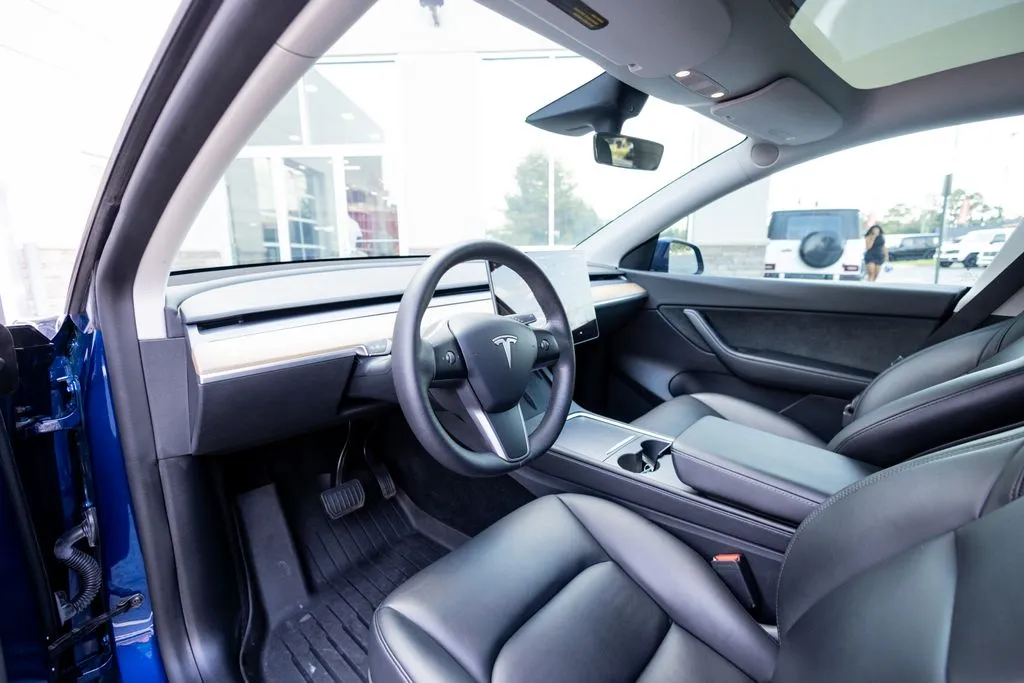 Tesla Model Y photo 24