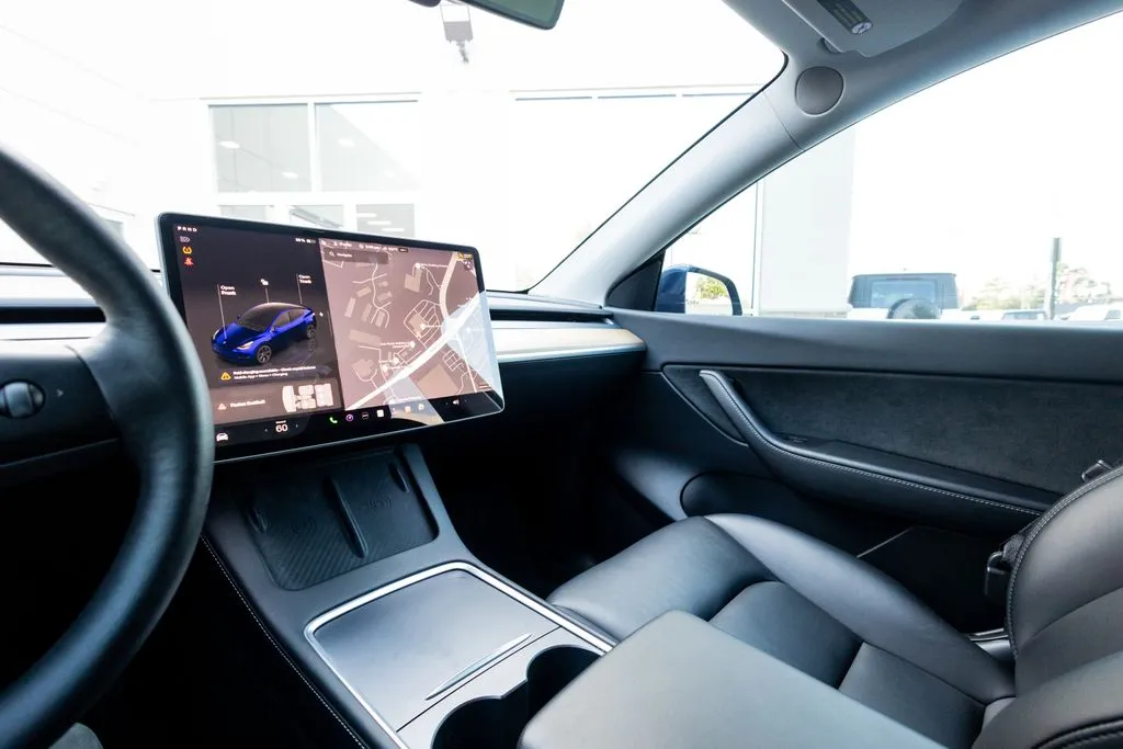 Tesla Model Y photo 38