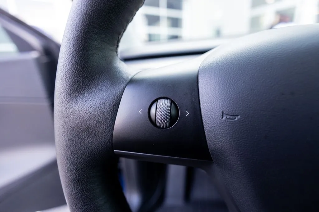 Tesla Model Y photo 27