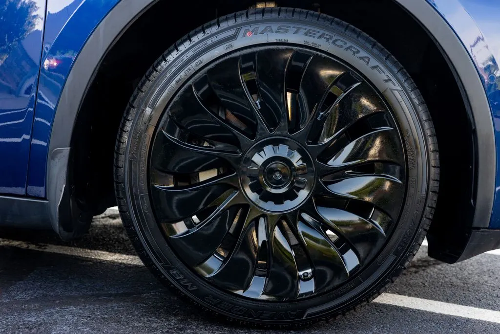 Tesla Model Y photo 13