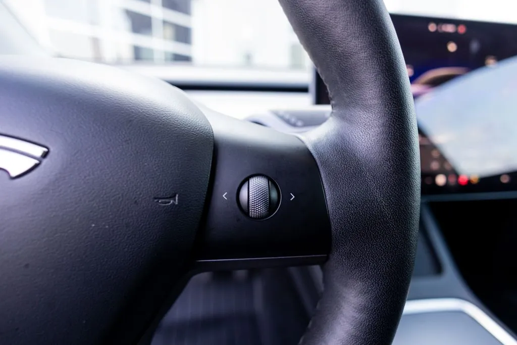 Tesla Model Y photo 26