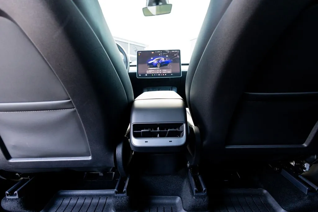 Tesla Model Y photo 48