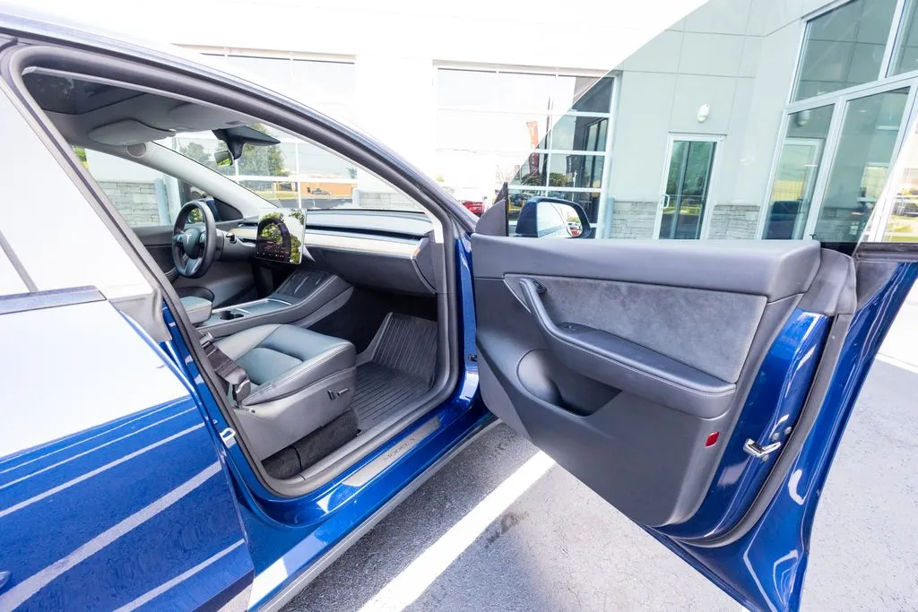 Tesla Model Y photo 42