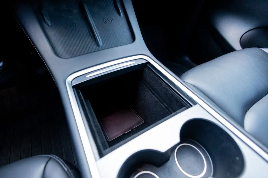 Tesla Model Y photo 36