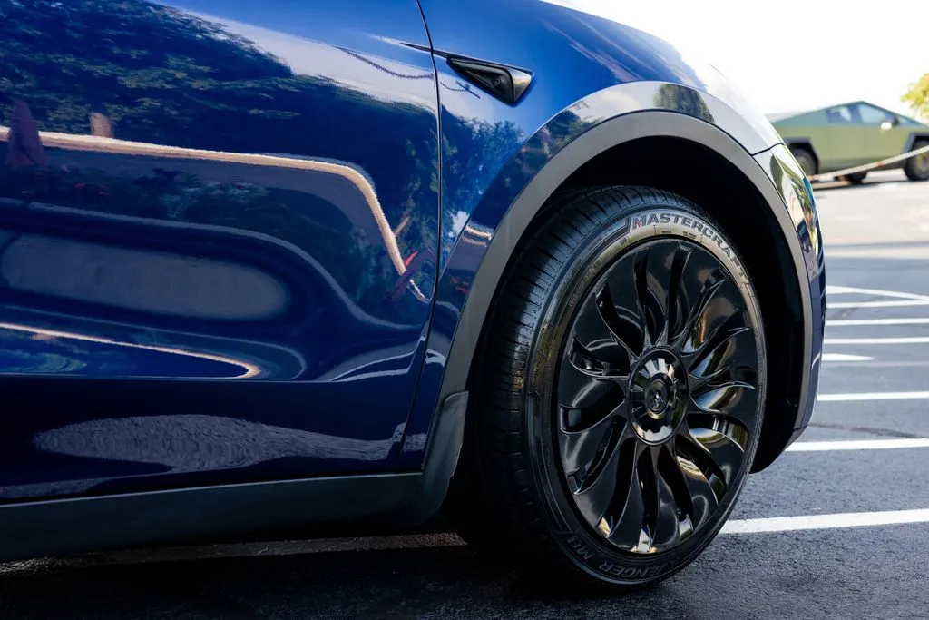 Tesla Model Y photo 12