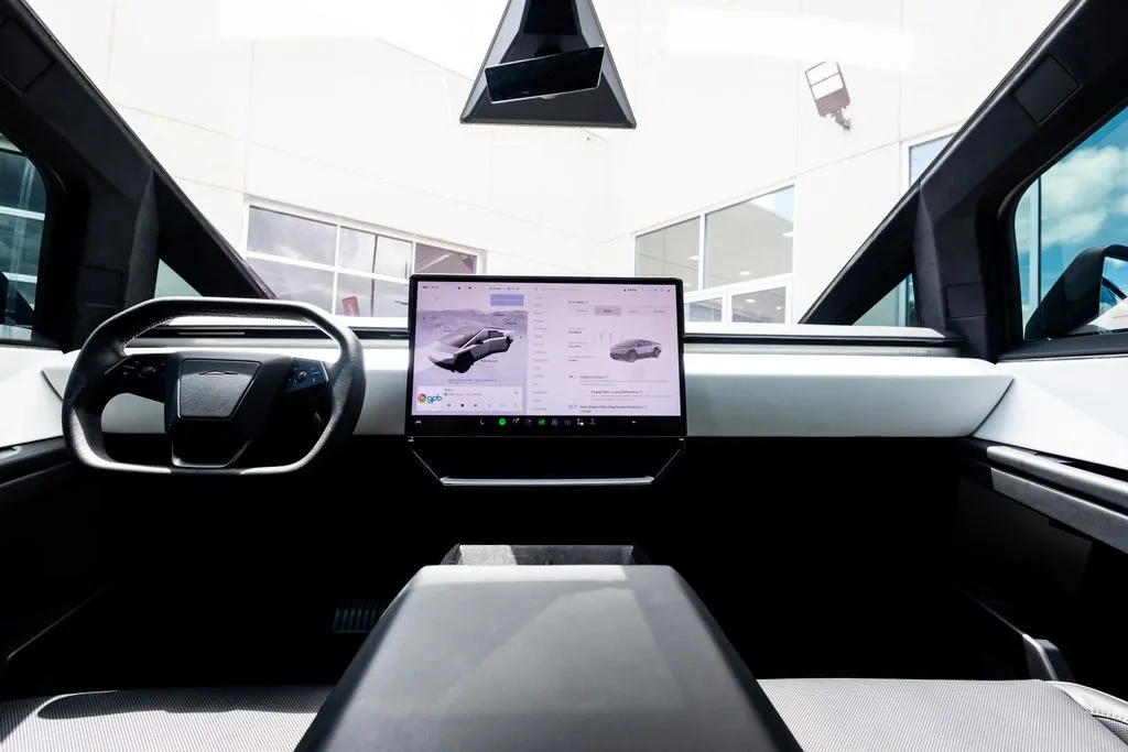 Tesla Cybertruck photo 32