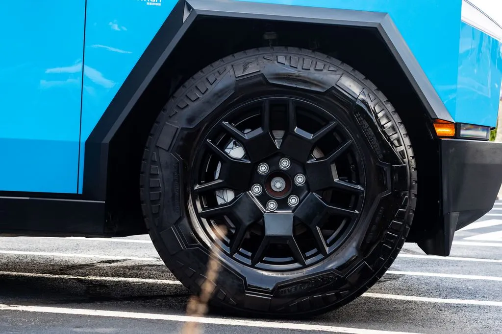 Tesla Cybertruck photo 9