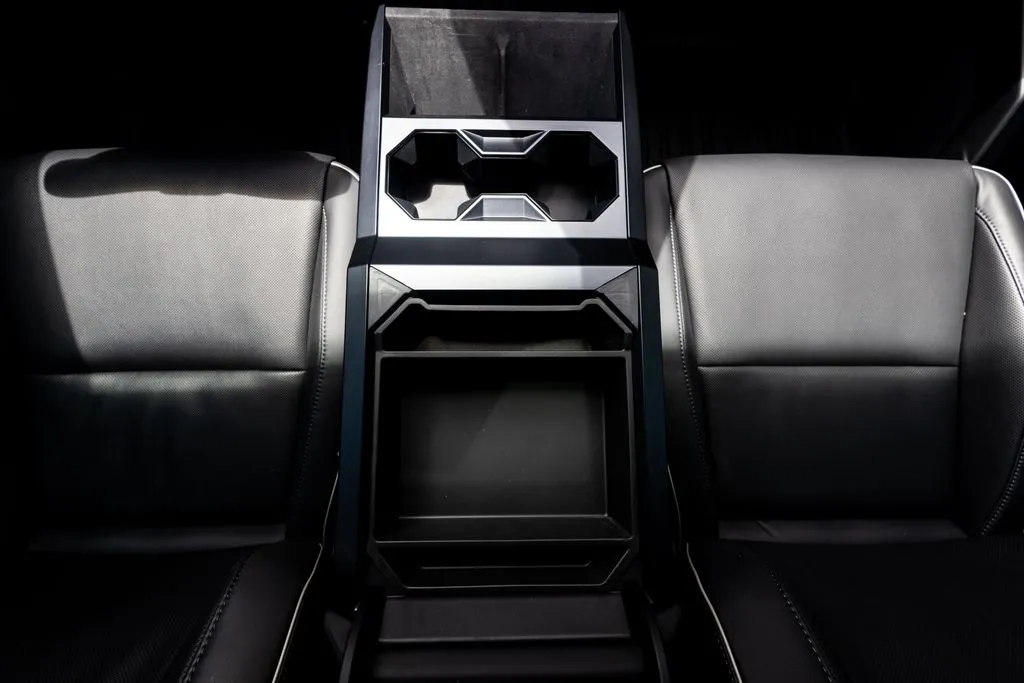 Tesla Cybertruck photo 34