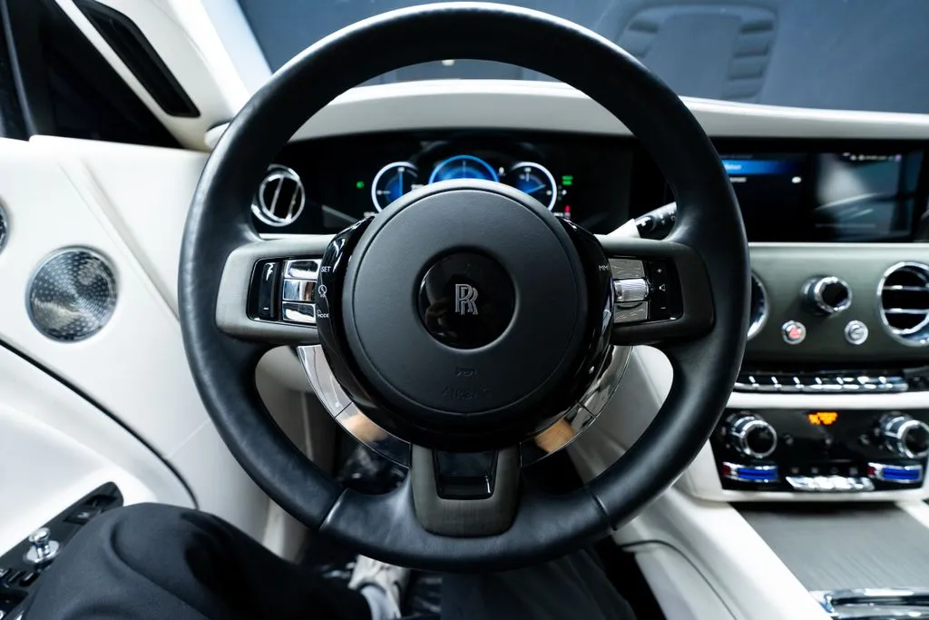 Rolls-Royce Spectre photo 36