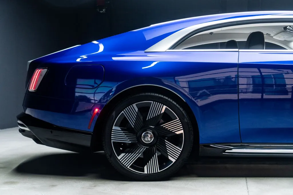 Rolls-Royce Spectre photo 16