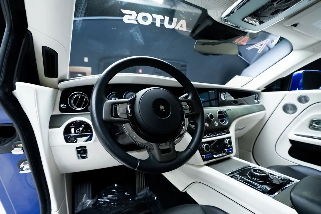 Rolls-Royce Spectre photo 34