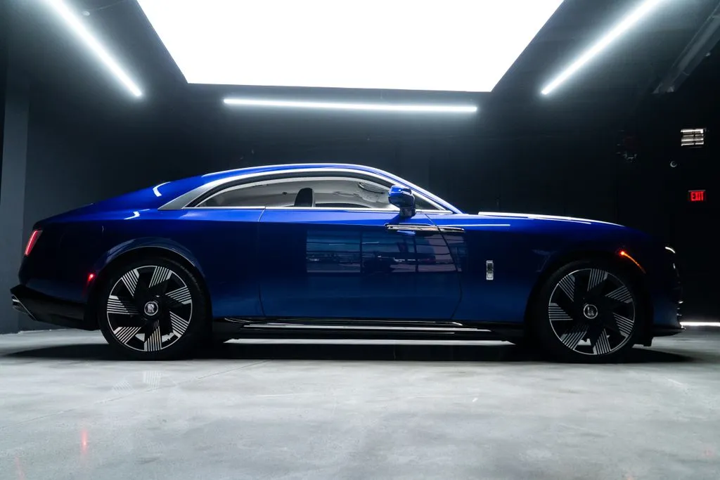 Rolls-Royce Spectre photo 11