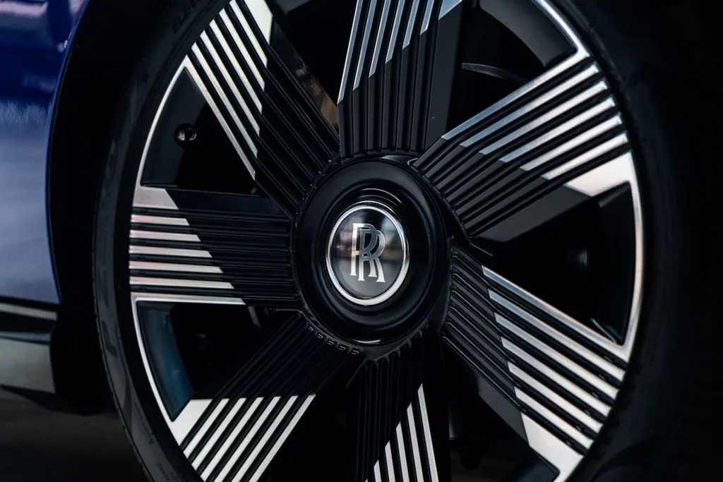 Rolls-Royce Spectre photo 13