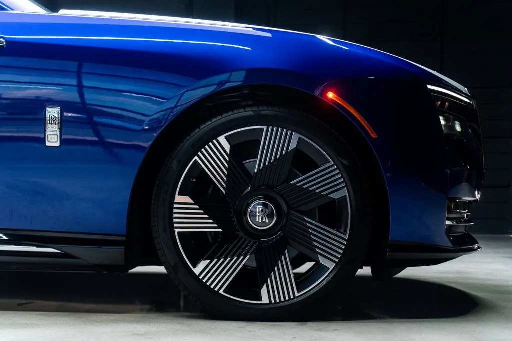 Rolls-Royce Spectre photo 12
