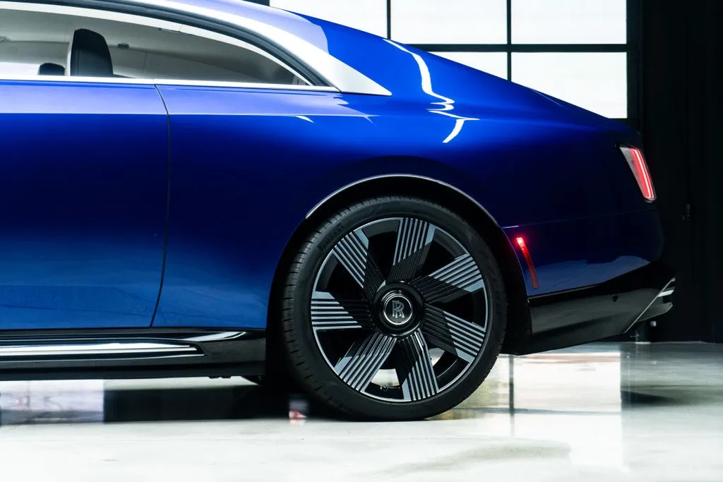 Rolls-Royce Spectre photo 24