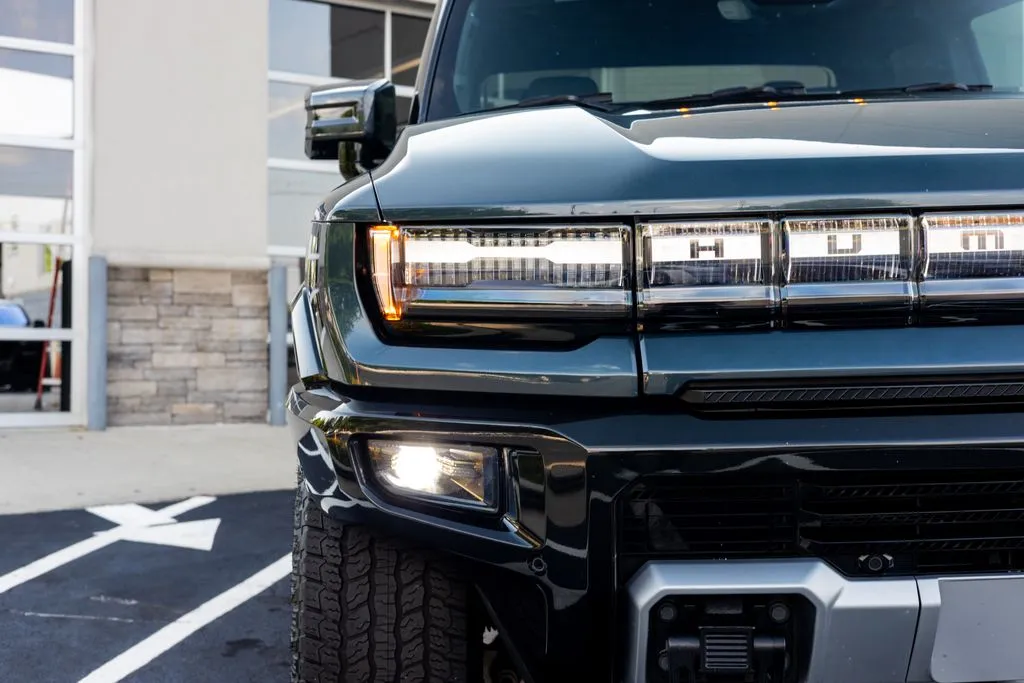 GMC Hummer EV Pickup photo 9