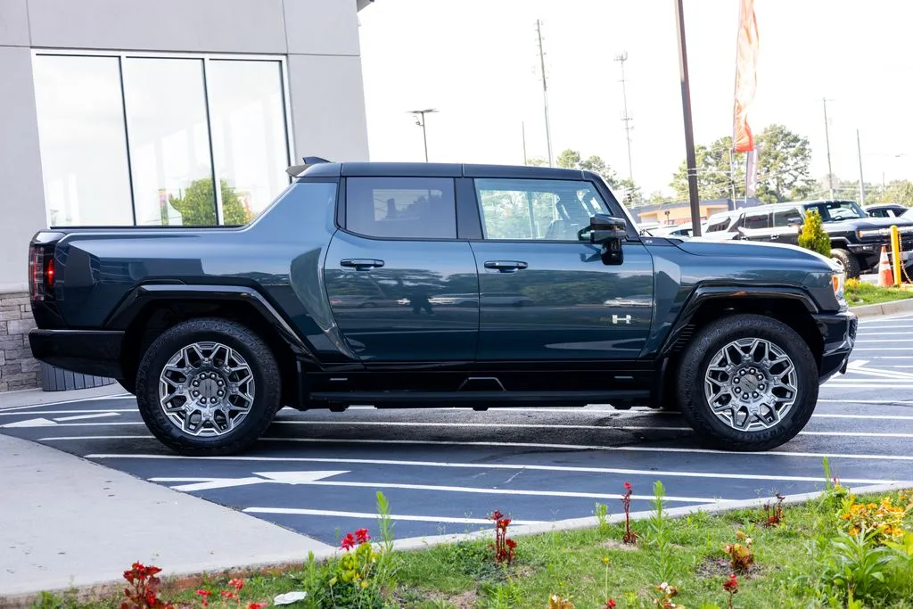 GMC Hummer EV Pickup photo 11