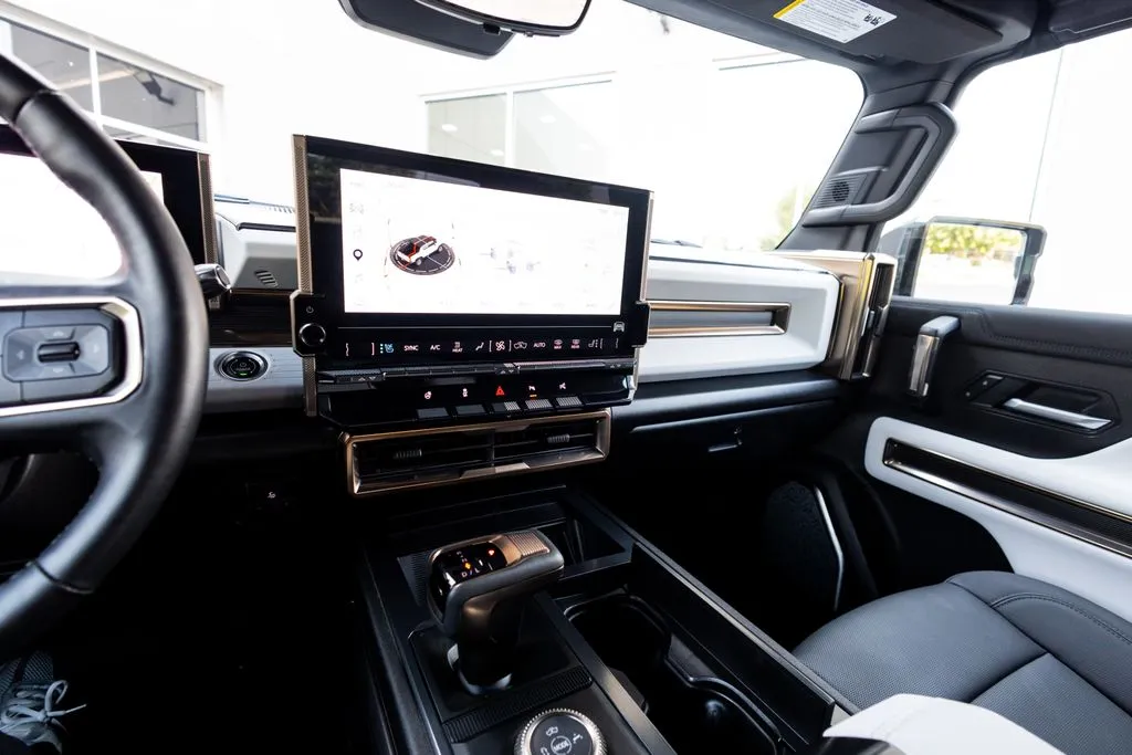 GMC Hummer EV Pickup photo 32