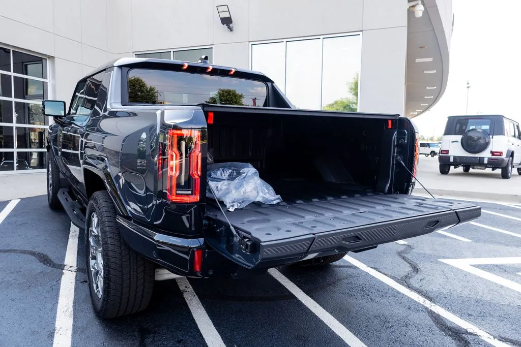 GMC Hummer EV Pickup photo 68