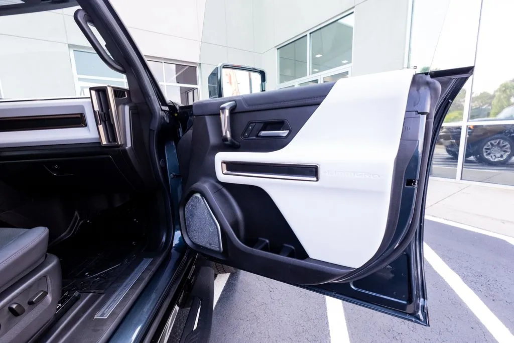 GMC Hummer EV Pickup photo 47
