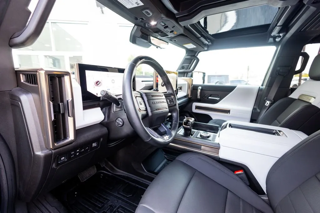 GMC Hummer EV Pickup photo 24