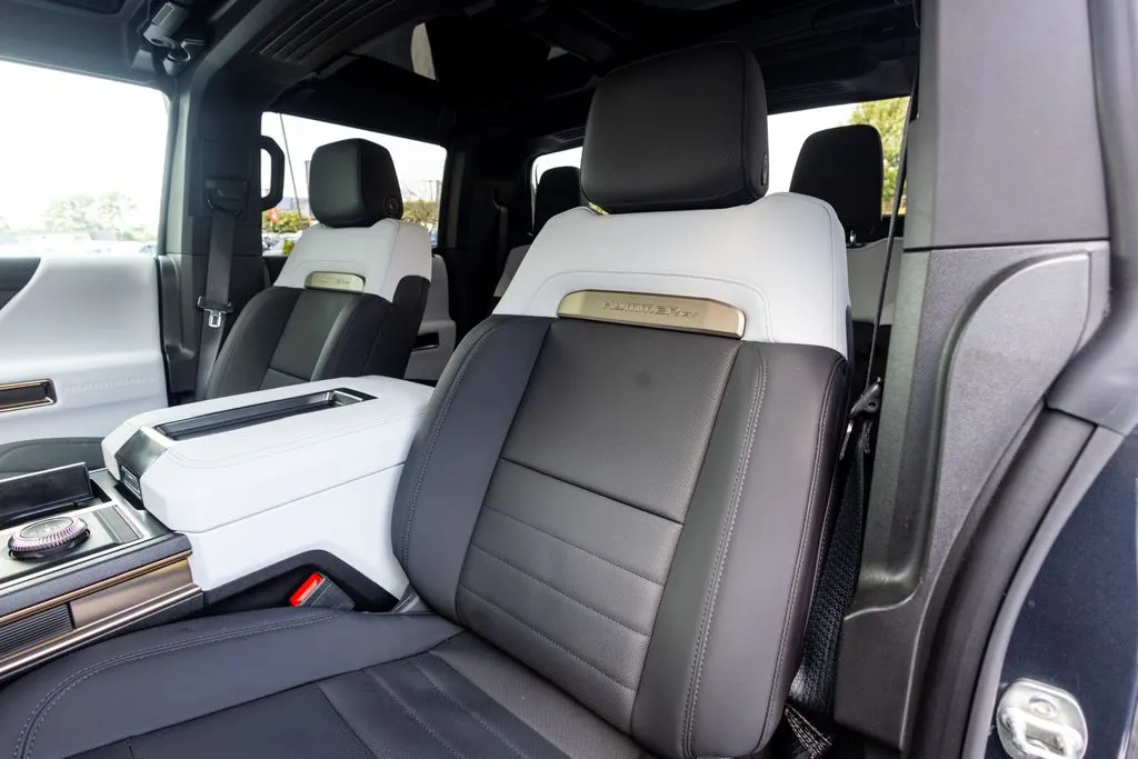 GMC Hummer EV Pickup photo 44