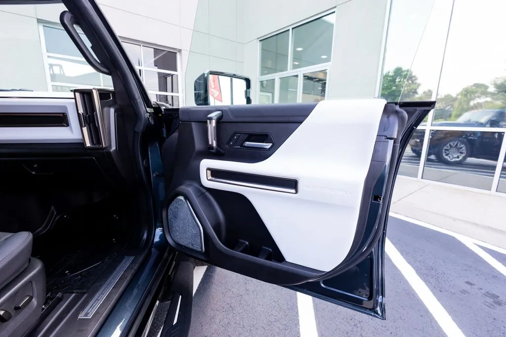 GMC Hummer EV Pickup photo 46