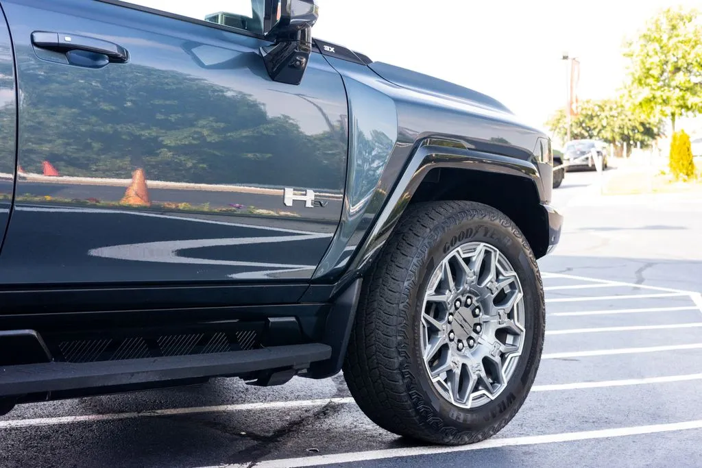 GMC Hummer EV Pickup photo 12
