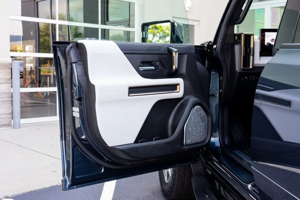 GMC Hummer EV Pickup photo 21
