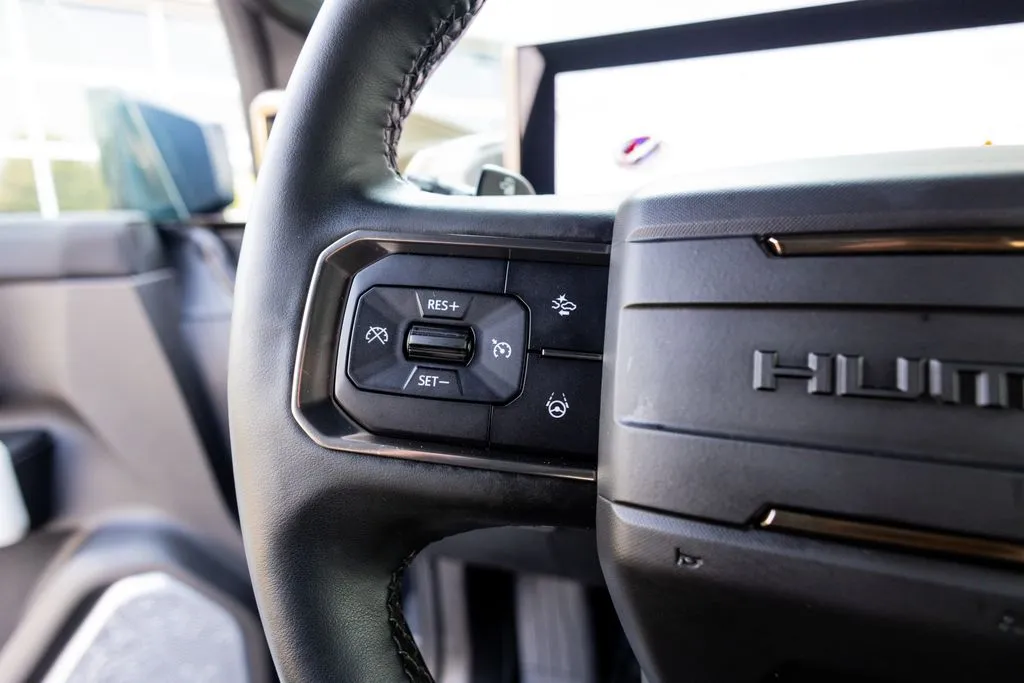 GMC Hummer EV Pickup photo 28