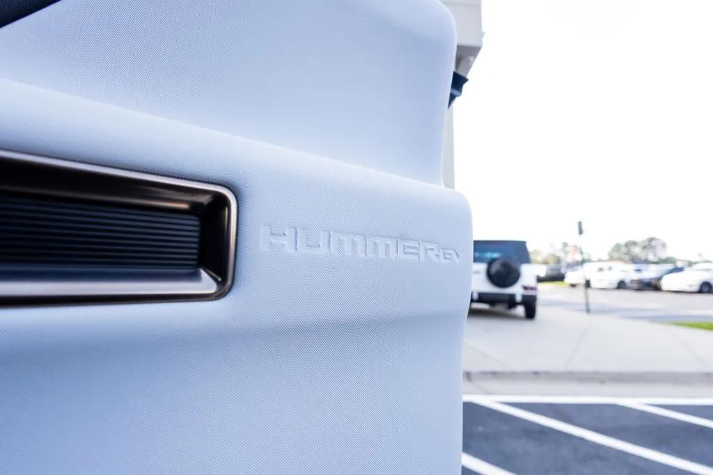GMC Hummer EV Pickup photo 49