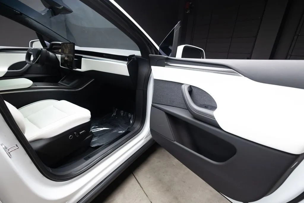 Tesla Model X photo 36